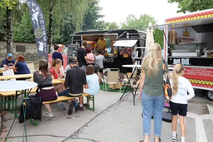 Der bereits 5. Street Food Market Austria war 3 Tage wieder auf Besuch mit Street Food, internationale Kulinarik & coole Drinks am Amthof-Parkplatz in Feldkirchen und man konnte gemeinsam mit über 300 Köstlichkeiten durch die kulinarische Welt reisen.