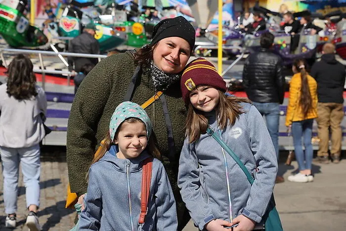 Nina Omelko (38) aus Sonnegg: "Ich bin mit meinen beiden Kindern Marie und Vanessa unterwegs. Wir schauen uns erst einmal alles an und überlegen uns genau, mit welchem Fahrgeschäft wir fahren werden. Wir freuen uns natürlich auch auf die vielen Standler, vor allem auf jene, bei denen es Süßes gibt. Vielleicht finden wir aber auch noch ein passendes Gewand."