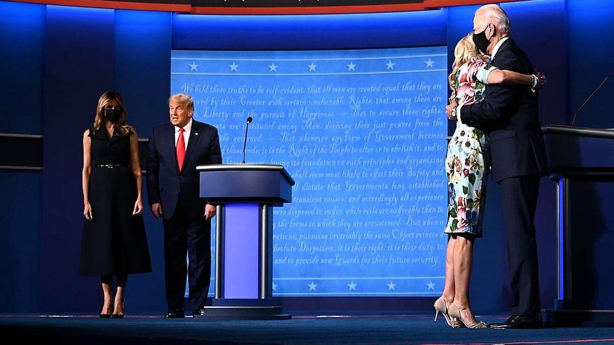 Melania Trump und Jill Biden nach der einzigen Live-Debatte der Kandidaten