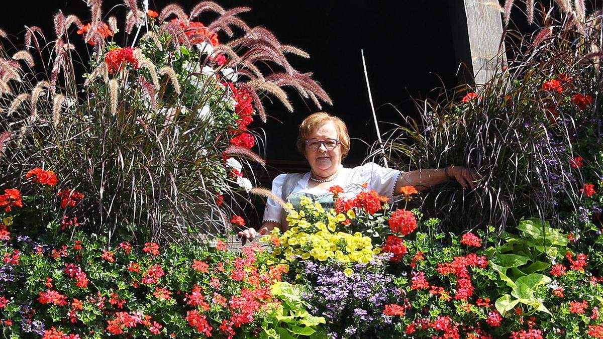 Blumen sind ihre Leidenschaft. Frieda König, umgeben von einem Meer aus Blüten 