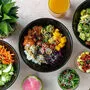 Poke Bowls, mit Fisch und Gemüse, liegen im Trend.