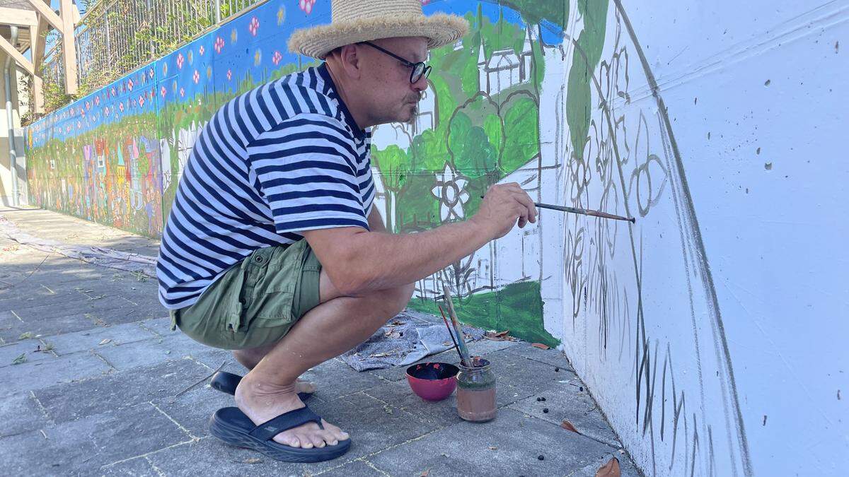 Zeljko Hudek verschönert momentan die Wand neben dem neuen Nestelbacher Kindergarten