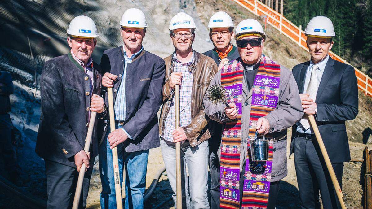 Kaiserwetter beim Spatenstich in Außervillgraten, von links: der Landtagsabgeordnete Hermann Kuenz (ÖVP), Bürgermeister Josef Mair, Bauunternehmer Armin Bachlechner, Josef Mietschnig vom Bauunternehmen Bodner, Pfarrer Josef Mair und Infra-Geschäftsführer Gerhard Langer