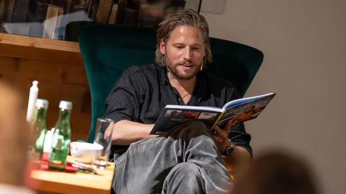 Sebastian Ströbel mit seinem Buch