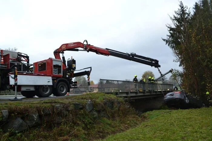 Das Auto stürzte über eine zwei Meter hohe Böschung und wurde von einem Baum abgebremst.
