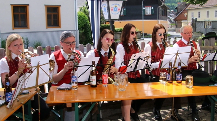 Der Musikverein Geistthal eröffnete den musikalischen Reigen, eine Reihe von Musikgruppen, so unter anderen die „Nochrucka“ Schüler der Musikschule Geistthal-Voitsberg, „2/3 Stainz stromlos“ und die „Kernölmusi“ sorgten mit flotten Weisen für prächtige Stimmung.