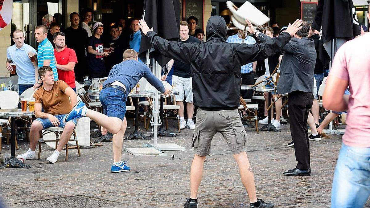 In Lille gerieten englische und russische Fans aneinander