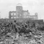 Hiroshima am 8. September 1945 vor einer Ruine, die einst ein Kino war