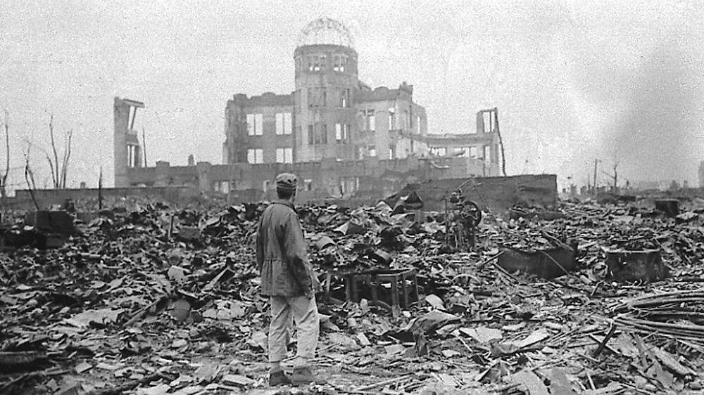 Hiroshima am 8. September 1945 vor einer Ruine, die einst ein Kino war