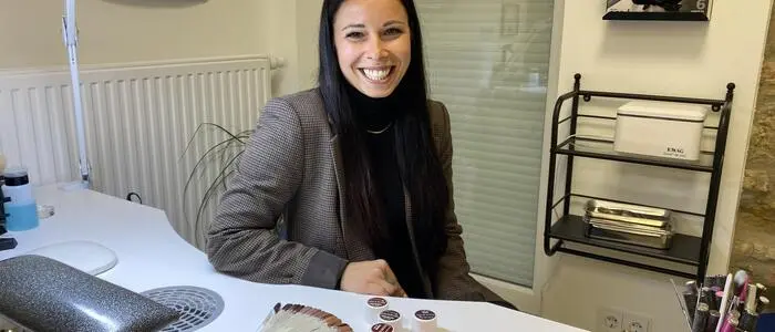 Kathrin Neuherz verschönert in ihrem Nagelstudio „Blue Turtle“ seit zehn Jahren die Nägel zahlreicher Kundinnen