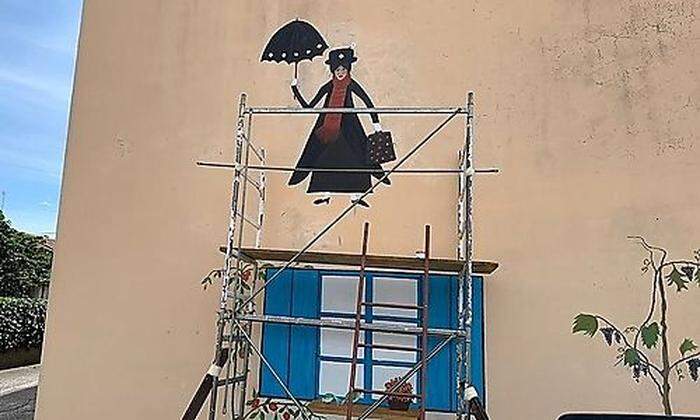 Im vor Udine gelegenen Dorf Majano hat eine Hausbesitzerin ihre Gedanken zu fliegenden Menschen vorige Woche auf ihre Hausmauer gemalt