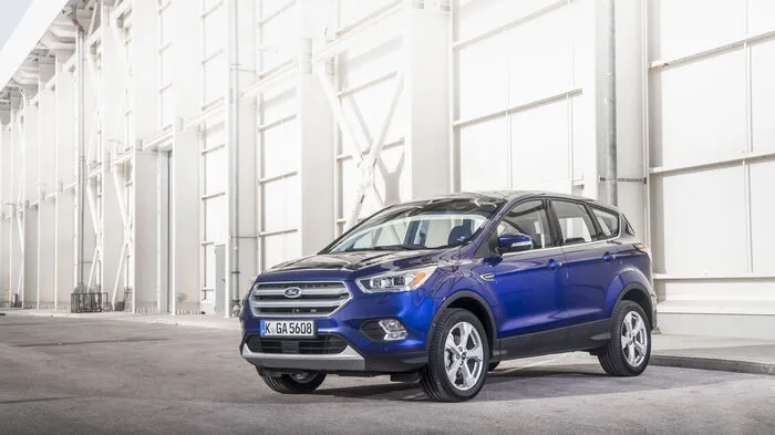 Ford hat bei seinem mittleren SUV Kuga ordentlich durchgelüftet. Neu ist der große, trapezförmige Kühlergrill sowie ein kleiner unterer Kühlergrill. Er wird jetzt von umgestalteten Scheinwerfern und LED-Tagfahrlichtern flankiert, das für die Ausstattungslinie Trend optional zur Verfügung steht.