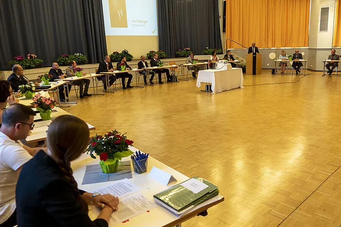 Bei der konstituierenden Gemeinderatssitzung im Volkshaus St. Michael wurde Karl Fadinger (SPÖ) einstimmig zum Bürgermeister gewählt. Markus Brunner (SPÖ) ist 1. Vizebürgermeister und Günther Salzger (ÖVP) 2. Vizebürgermeister. Weitere Vorstandsmitglieder sind Gemeindekassier Helmut Strouhal und Horst Ljubeko (beide SPÖ).  