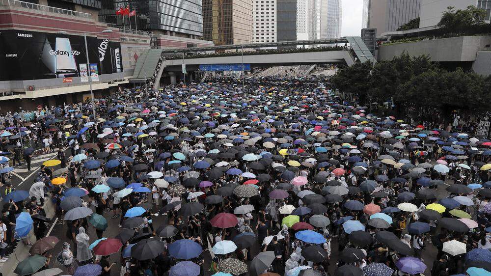 In Hong Kong protestieren Zehntausende