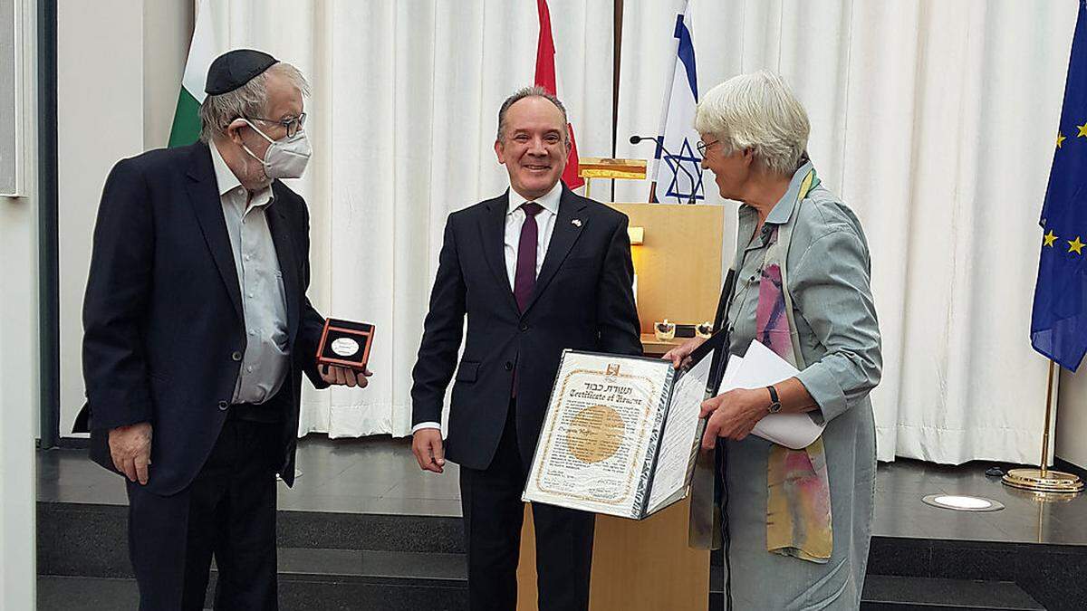 Klaus Hoffer (Neffe), Botschafter Mordechai Rodgold und Sigrid Grosser (Nichte) am Dienstag, 15. September 2020, anlässlich der 'Zeremonie anlässlich der Ehrung von Margarete Hoffer als 'Gerechte unter den Völkern'' in Graz