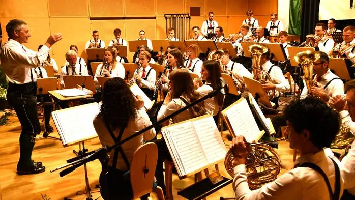 Die Volksschule Mariahof wurde am Pfingstsonntagabend zum Konzertsaal: Der Musikverein Mariahof lud zum traditionellen Pfingstkonzert und präsentierte Blasmusik in vielfältigen Facetten.