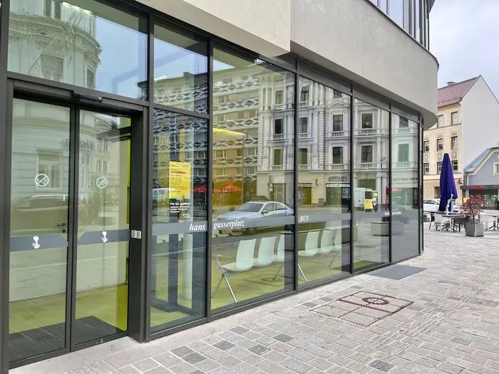 Das Bus-Infobüro am Hans-Gasser-Platz