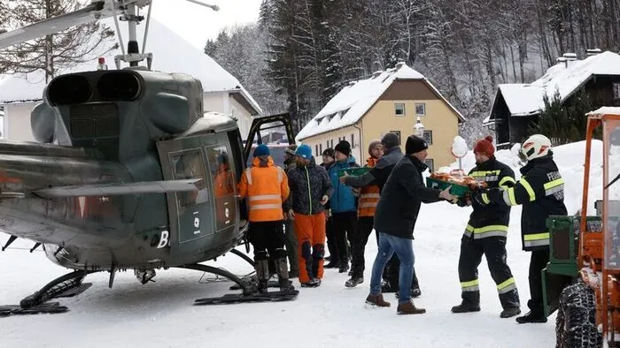 Zwei Bundesheermaschinen des Typs Bell 212 konnten die Radmer am Freitag mit Lebensmitteln beliefern.