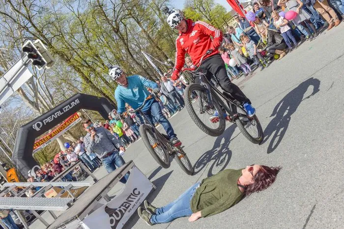 Die Mountainbiker Florian Lerchbaumer und Stefan Müller begeisterten mit ihren waghalsigen Kunststücken.