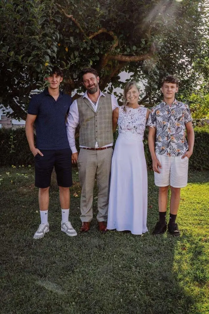 Die stolze Mama Daniela mit ihren Söhnen Ludwig und Lorenz und dem glücklichen Bräutigam Marco