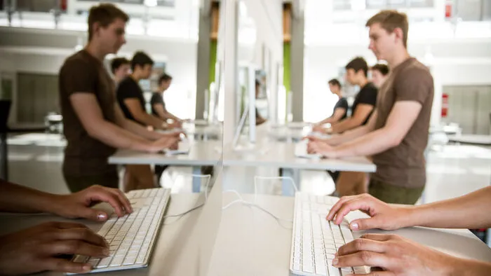 Gründerinnen, Gründer sowie bestehende Klein- und Mittelunternehmen werden vom Institut Internet-Technologien & -Anwendungen beim Wachstum unterstützt