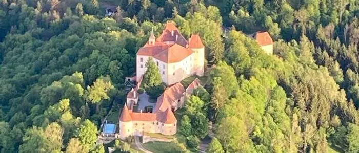 Das Schloss Plankenwarth – am Fuße des Berges soll ein Wohnbau entstehen