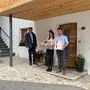 Theresia Rainer (rechts) und Franz Theurl überbrachten die Auszeichnung an Bernhard Webhofer und seine Anna