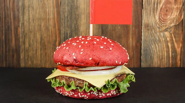 Burgerbrötchen - mit Lebensmitteln eingefärbt