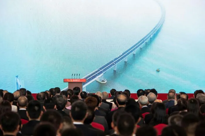 Die Kosten gab die chinesische Regierung mit 120 Milliarden Yuan an, umgerechnet 15 Milliarden Euro.