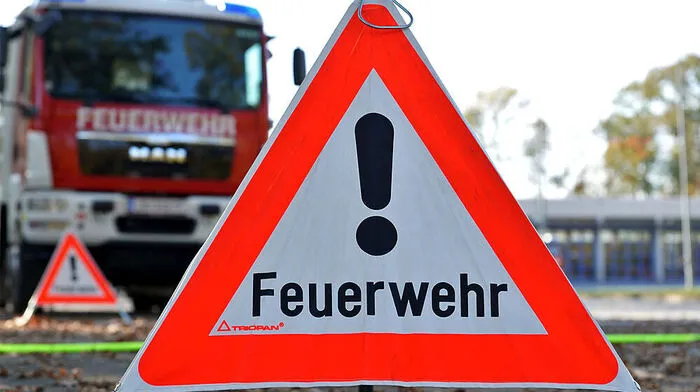 Zwei Feuerwehren waren mehrere Stunden im Einsatz, um die Treibstoffspur zu binden