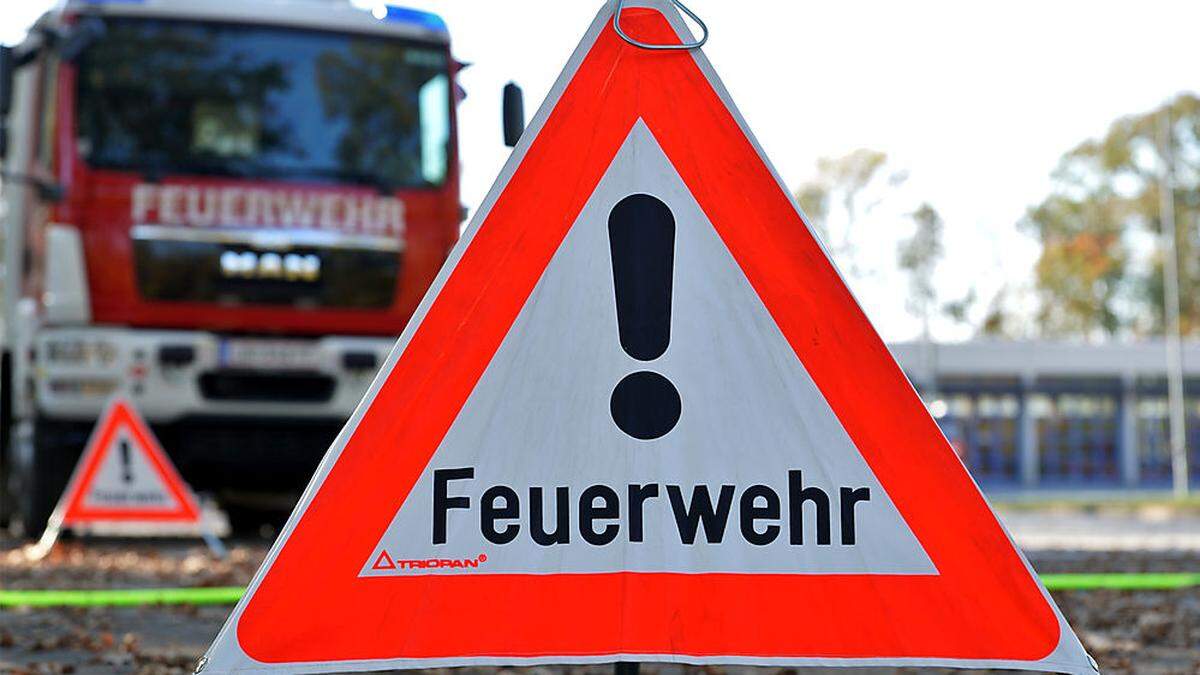 Zwei Feuerwehren waren mehrere Stunden im Einsatz, um die Treibstoffspur zu binden