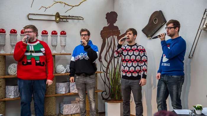 Passend zu den Liedern trugen die Mitglieder der Gruppe klassische Weihnachtspullover