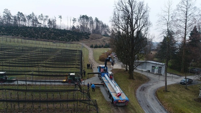 Per Schiff kam das in den USA erzeugte Spezialwindrad gegen den Frost nach Europa, per Kran-Lkw dann nach Graz...