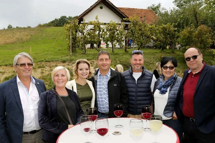 wieder zahlreiche Freunde des edlen Weines...