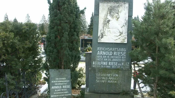 Arnold Riese (1871 - 1912) war der erste Sozialdemokrat im Klagenfurter Gemeinderat. Der geborene Wiener war Redakteur des sozialdemokratischen Wochenblattes. Rieses Grab befindet sich auf dem Friedhof Annabichl.