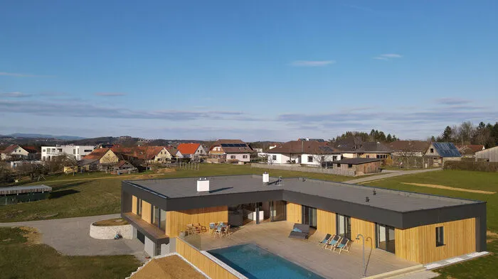Auf dem 5000 Quadratmeter großen Grundstück in Ungerdorf wurde in acht Monaten ein 220-Quadratmeter-Holzmassivbau mit Cellulose-Dämmung samt Poolanlage realisiert. Fassade aus wetterfesten HPL Platten und Lärchenholz. 
