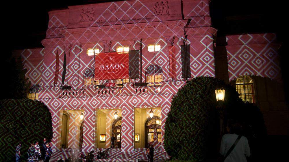 Die Oper Graz (hier beim Probelauf) und die anderen Häuser der Bühnen und Spielstätten Graz wurden in rotes Licht getaucht