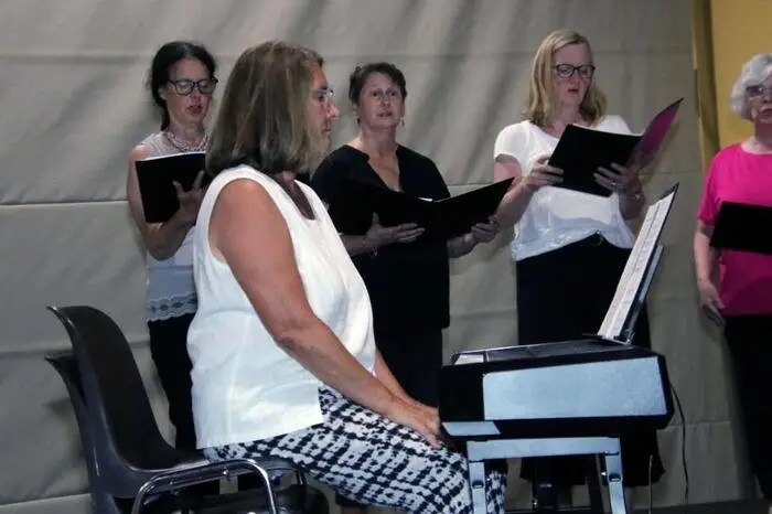 Heidrun Spörk begleitet die Sängerinnen und Sänger am Klavier.
