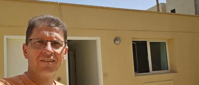 Gerhard Lepaj vor der unbewohnten Dienstwohnung der Österreichischen Botschaft in Riad, in die er nach seinem Spitalsaufenthalt ziehen konnte