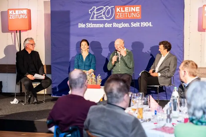 Auf der Bühne sprachen Chefredakteur Hubert Patterer (l.) und Oliver Pokorny (r.), Mitglied der Chefredaktion, mit Josef und Julia Zotter über Unternehmertum, Scheitern und Innovation.