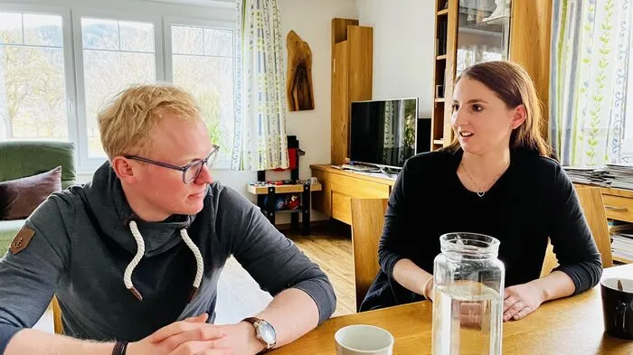 Johann Reiter und Nina Tieber diskutieren am heimischen Tisch.