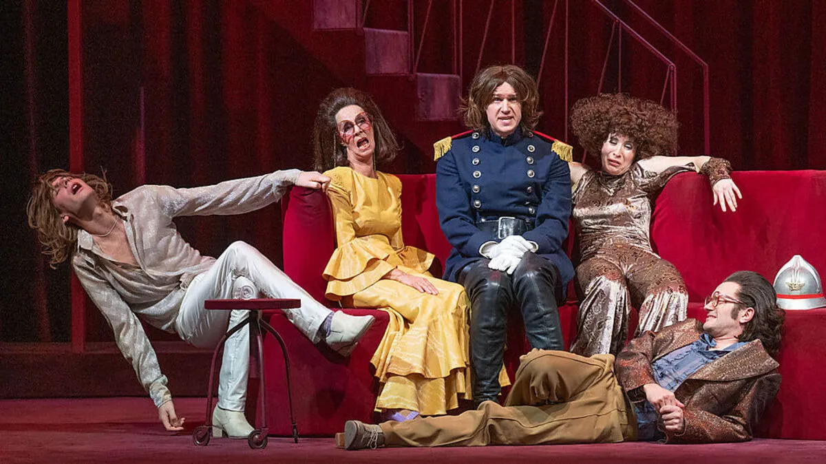 "Die kahle Sängerin": Furioso an Repetition und Übertreibung, das durch das richtige Augenmaß an Zuviel ständig zum Lachen reizt