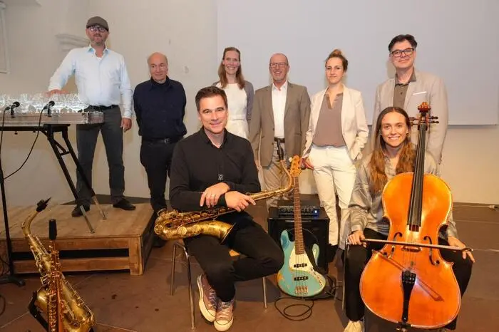 Glasharfenspieler Petr Spatina, Philosoph Alexander Lauterwasser, das Ensemble WIR4 sowie Edgar Unterkirchner und Julia Hofer (vorne) 