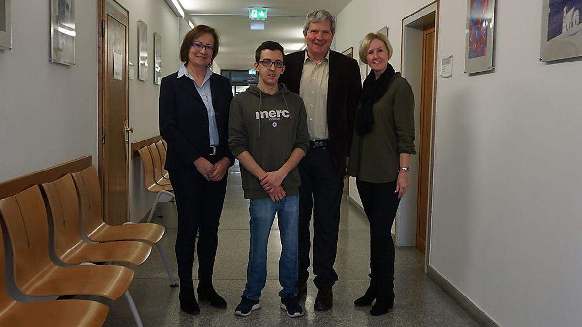 Thomas Hinterleitner mit Margarete Hartinger, Max Wiesenhofer und Sabine Drauch in der Bezirkshauptmannschaft