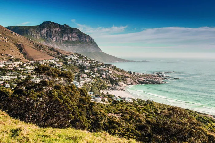 Dieses kosmopolitische Stück Urlaubshimmel an der spektakulären Südspitze Afrikas ist kaum zu schlagen. In Kapstadt macht das Bushveld einem Panorama aus Bergen und Weinanbaugebieten, Surfstränden und kunterbunten Häuschen Platz, das auf Instagram Furore macht. Jüngste Trends in Kapstadt: Craft Beer und Fynbos Gin.