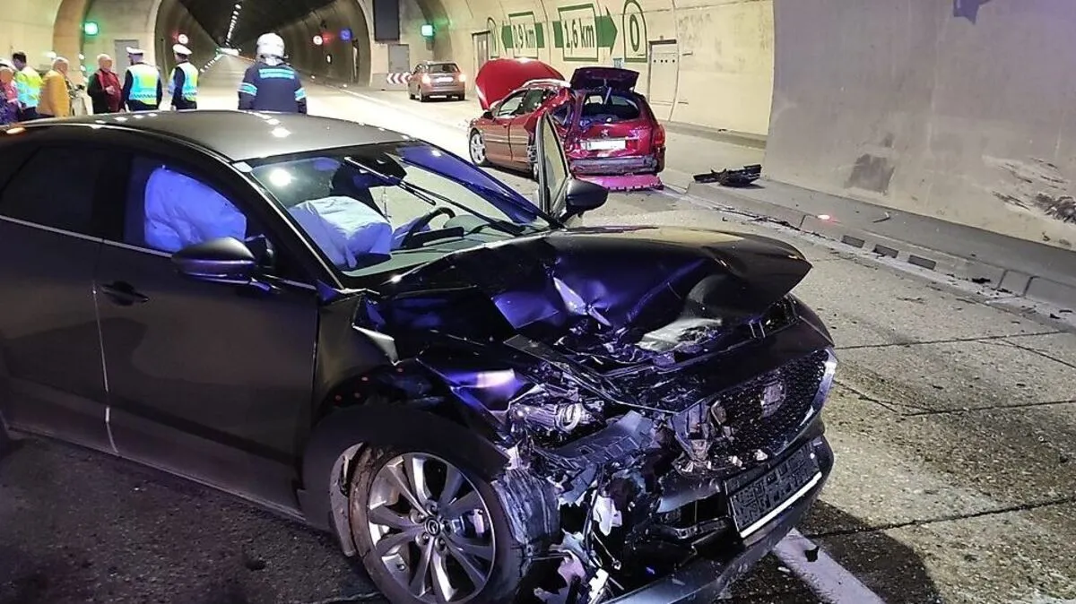 Beide Fahrzeuge wurden schwer beschädigt