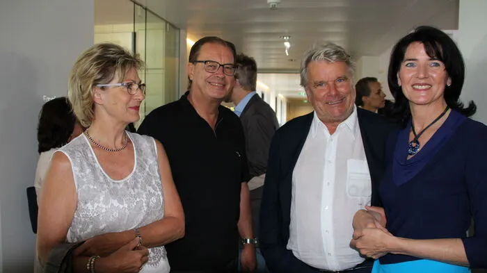 Das Tageszentrum für Senioren und Pflegebedürftige wurde in Möllbrücke eröffnet. Ziel der von der Haselsteiner Familien-Privatstiftung finanzierten Einrichtung ist, Menschen möglichst lange ein selbstständiges Leben zu ermöglichen. Anna und Hermann Samonigg, Hans Peter Haselsteiner und Hausleiterin Brigitte Stocker.