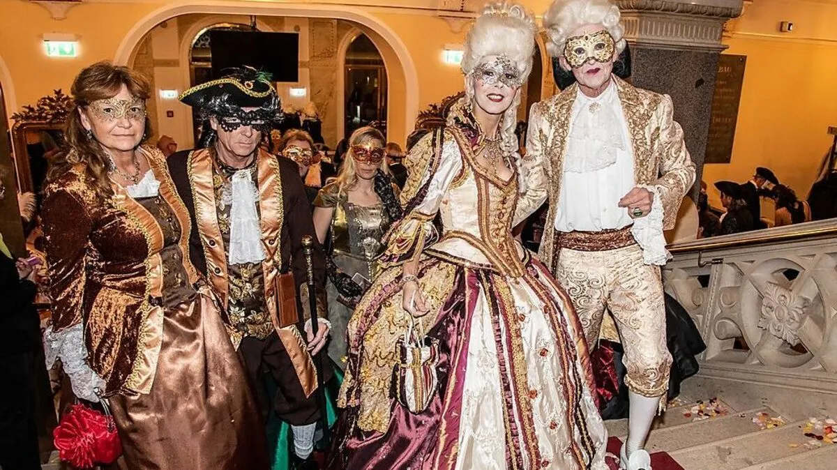 Auf dem Ball herrscht bis 24 Uhr Maskenpflicht