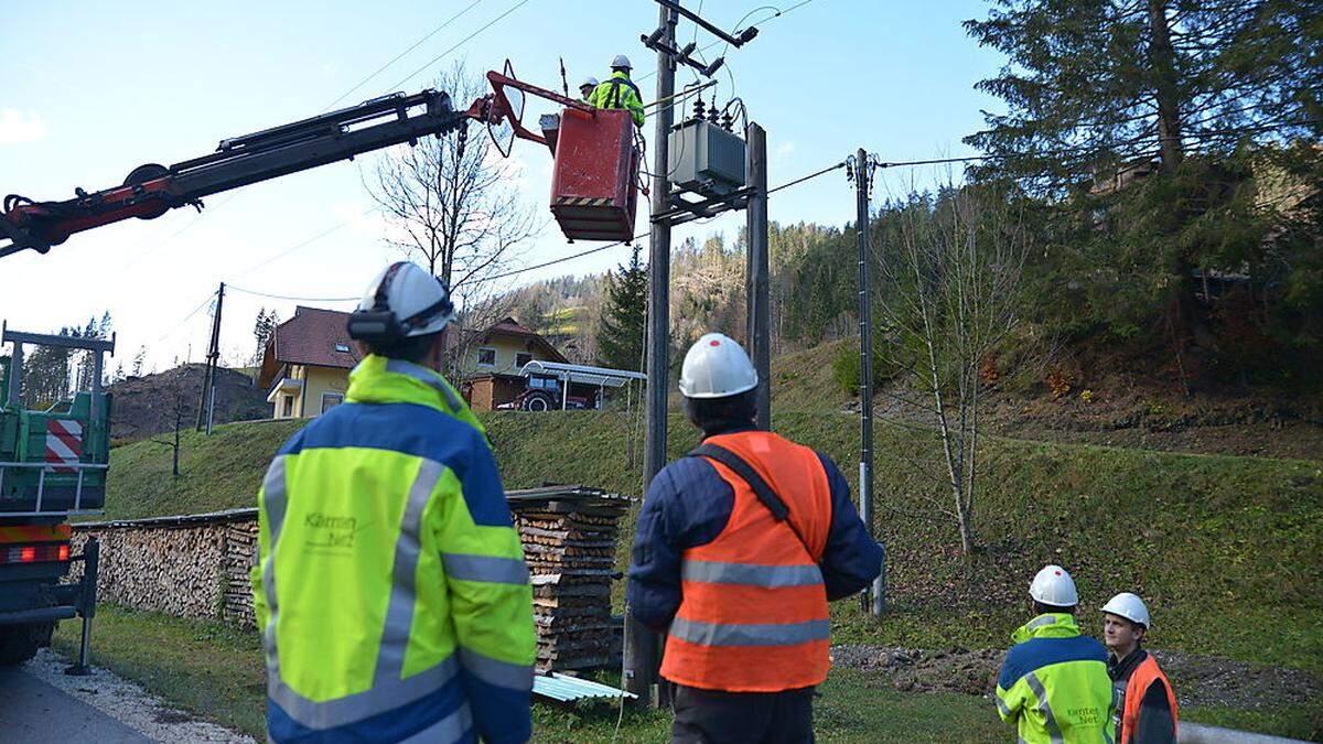 Kärnten Netz-Monteure arbeiten an der Wiederherstellung des Stromnetzes