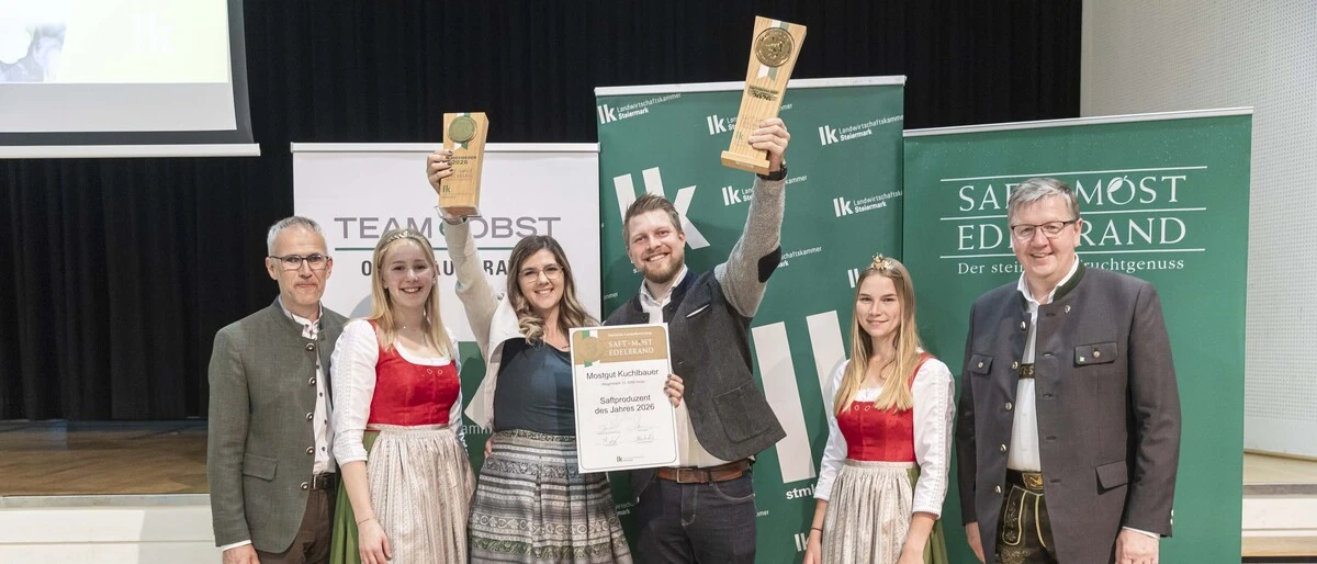 Obmann steirischer Erwerbsobstbauern Manfred Kohlfürst (links), Obstprinzessin Katharina (2.v.l.), Julia und Michael Kuchlbauer (Mitte), Obstkönigin Hannah (2.v.r.), LK-Präsident Andreas Steinegger (rechts)